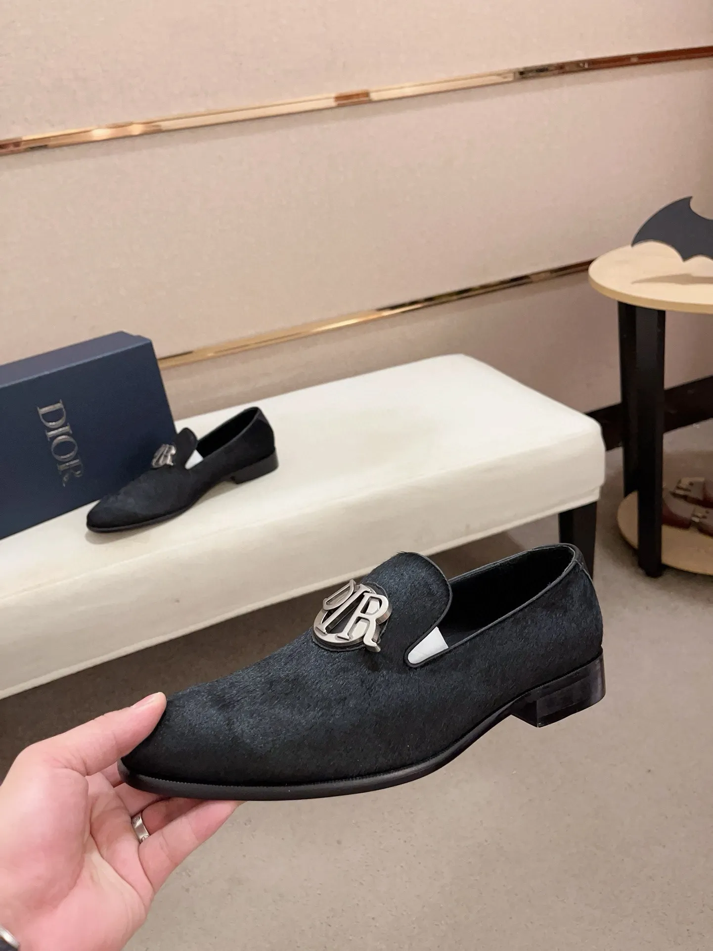 Factory price: 270 men's shoes 💰 High-end version of Dior Dior's new series. Famous actors and Internet celebrities wear super popular designs. They are designed with the sculptures of French artist Niki de Saint Phalle as rings. Material: Fabric: imported original material. Foot pads: cowhide. Outsole: Rubber outsole. Men's shoe size: 38~44. Can be customized to size 45.